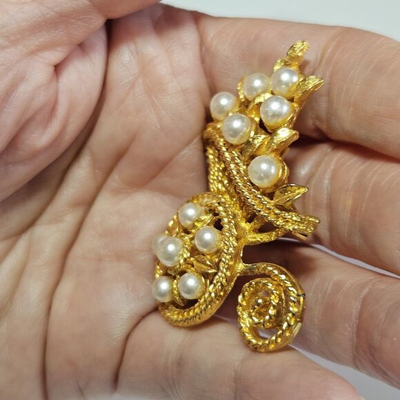 Vintage Gold Tone Faux Pearl Wheel Barrel of Flowers Pin Brooch - Picture 3 of 11
